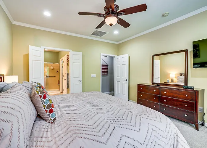 Backyard Paradise & Community Perks: Oasis Holiday home Buckeye