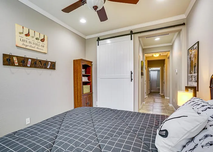 Backyard Paradise & Community Perks: Oasis Holiday home